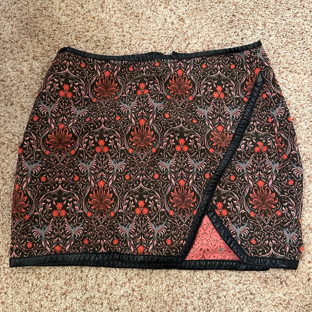 Express Black & Red Floral Tapestry Notched Leather Trim Mini Skirt Size 10